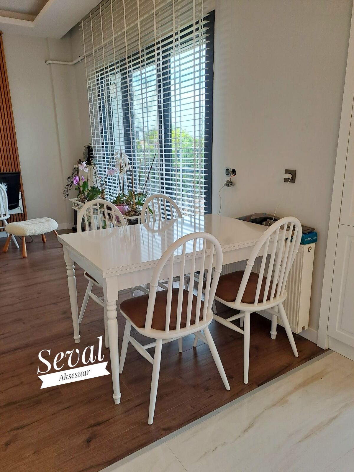 Beyaz Seval Masa + Amerikan Sandalye Takımı