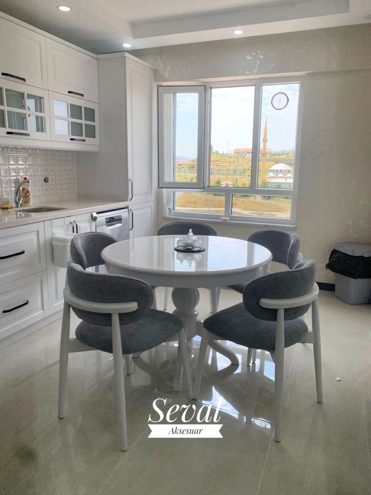 Beyaz Açılır Yuvarlak Masa + Polo Sandalye Takımı