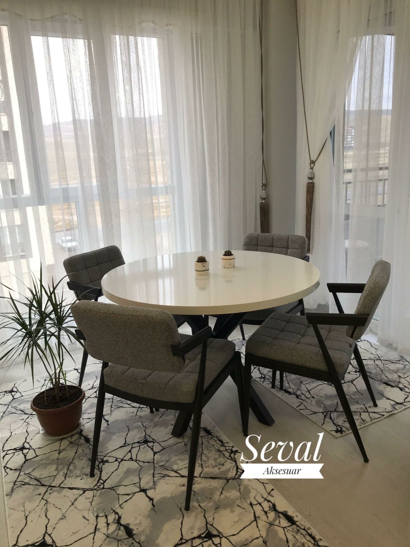 Beyaz Yıldız Masa + Klas Sandalye Takımı