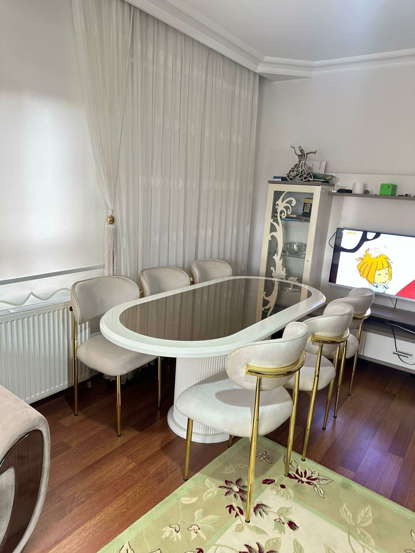 Krem Dolaplı Aynalı Masa + Metal Polo Sandalye Takımı