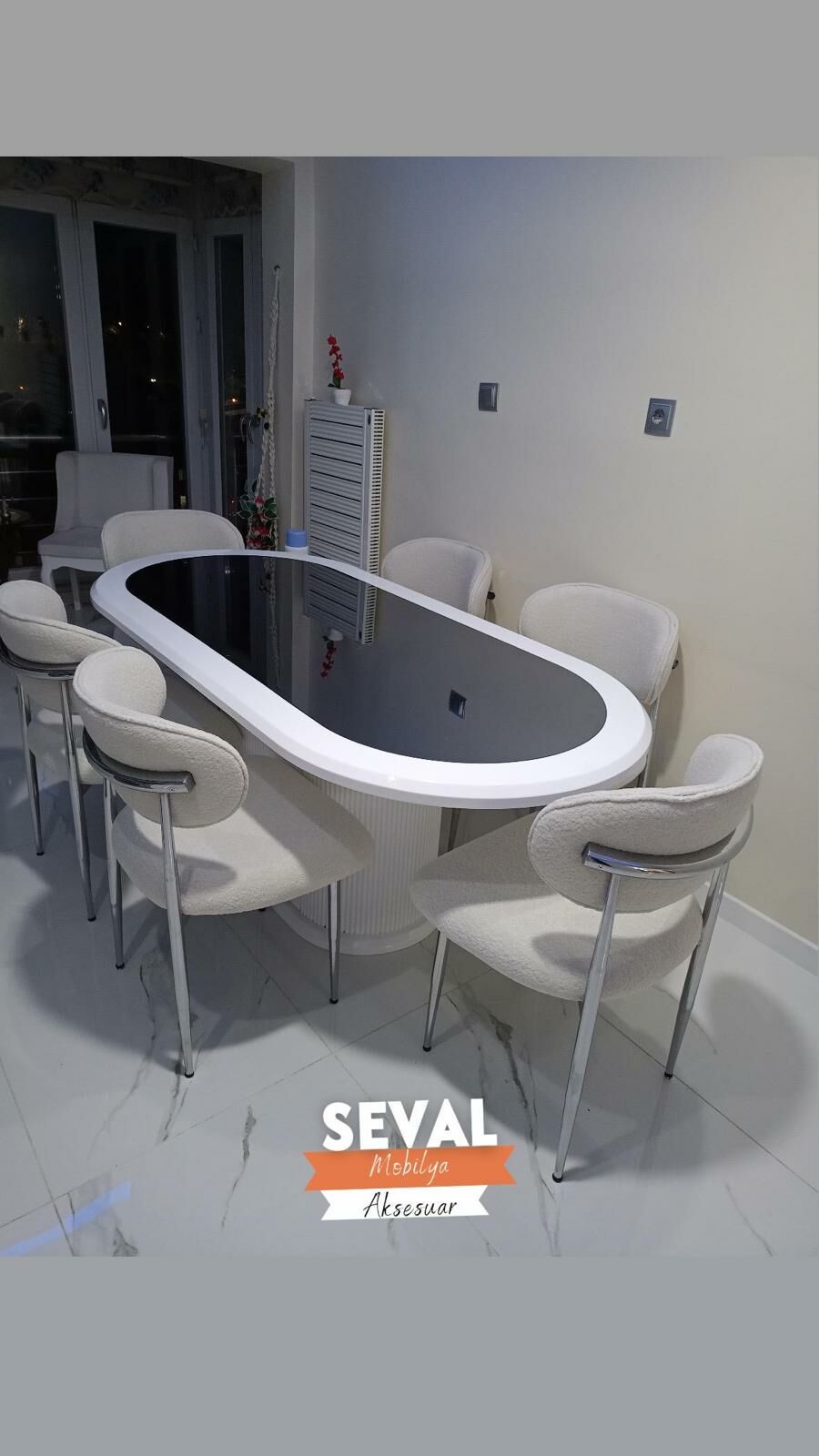 Beyaz Aynalı Dolaplı Masa + Metal Polo Sandalye Takımı