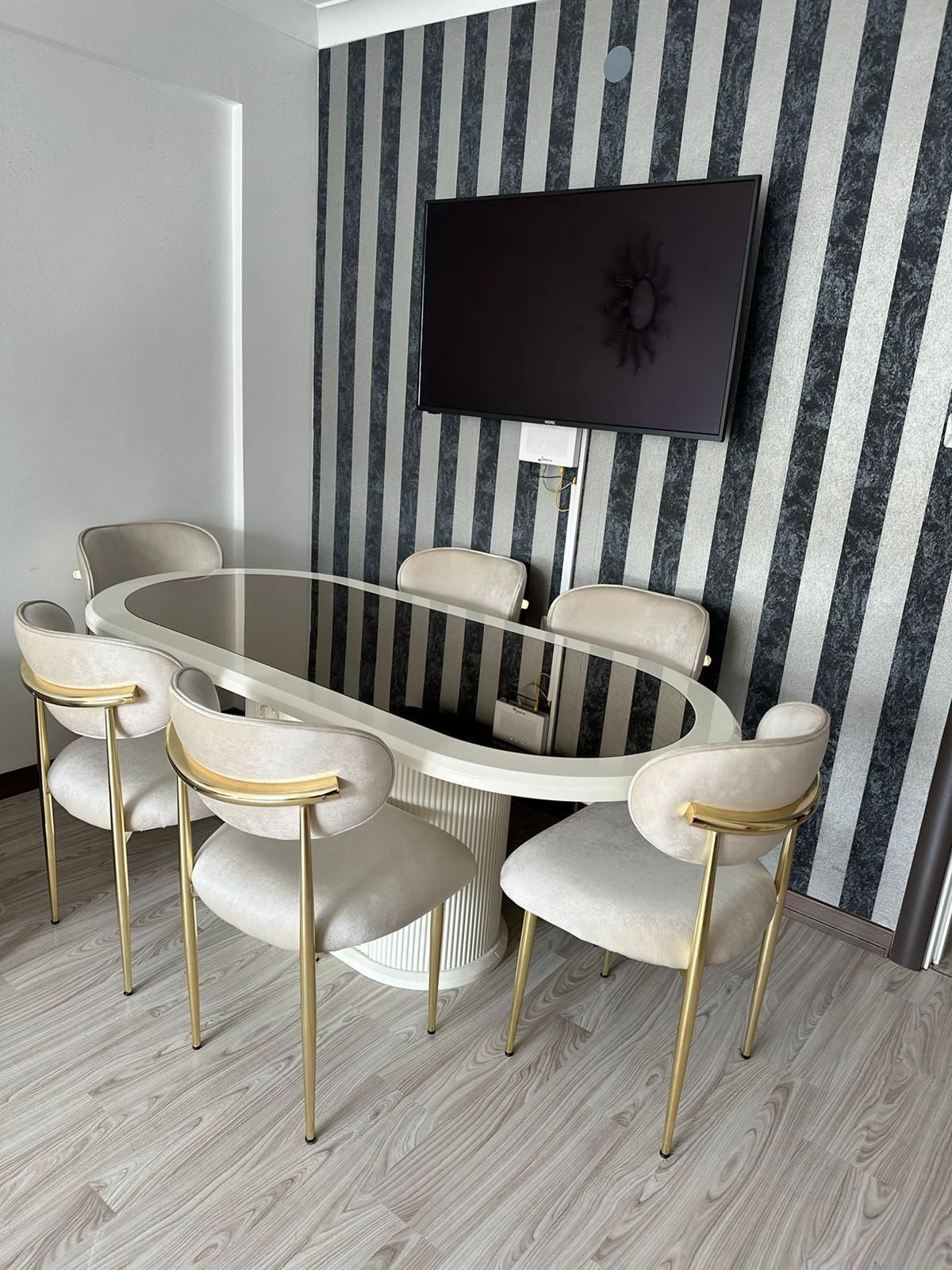 Krem Dolaplı Aynalı Masa + Metal Polo Sandalye Takımı