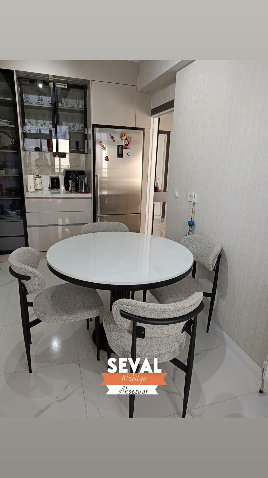 Beyaz Poyraz Masa + Roza Sandalye Takımı