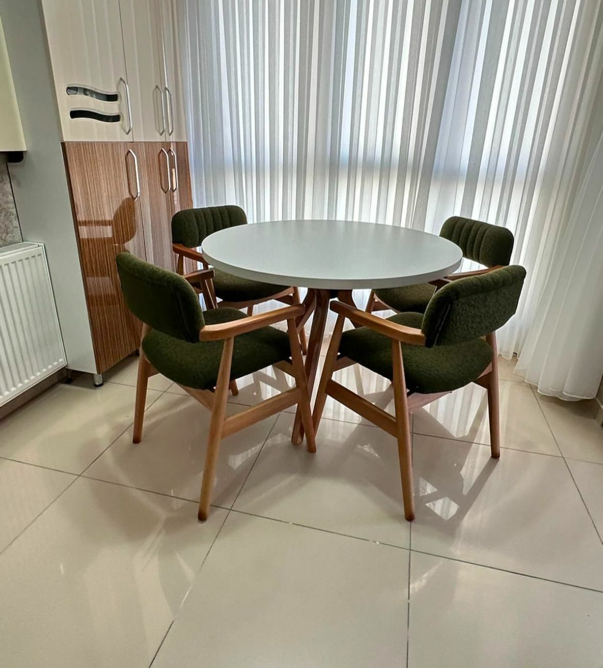 Beyaz Yuvarlak Ahtapot Masa + Beyza Sandalye Takımı