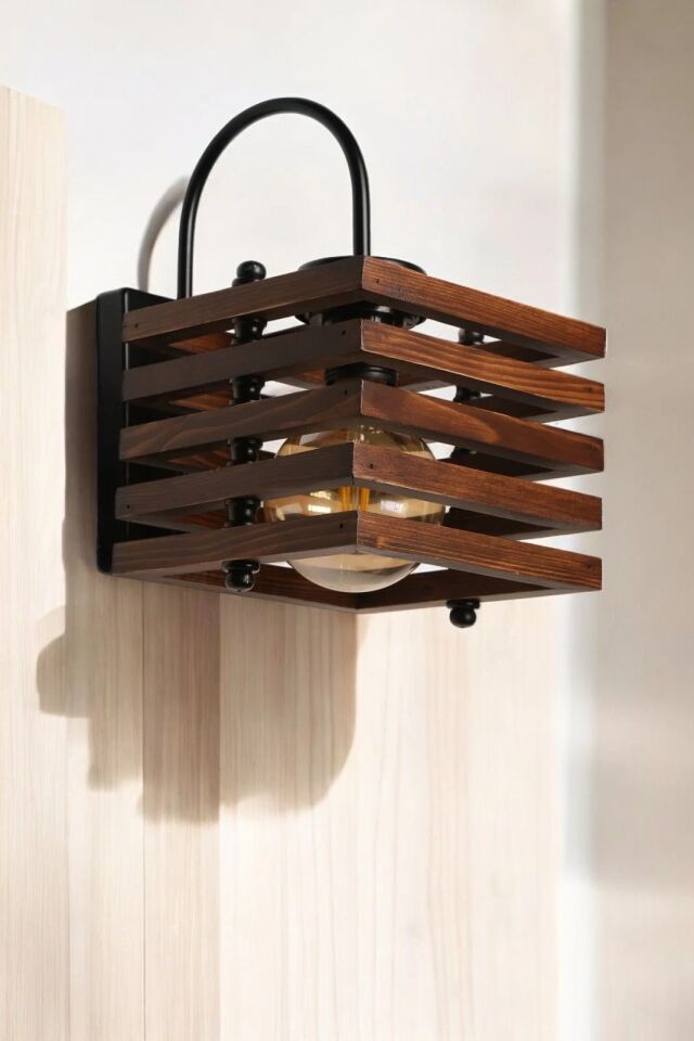 Avni Pilli Kare Ahşap Ceviz Aplik